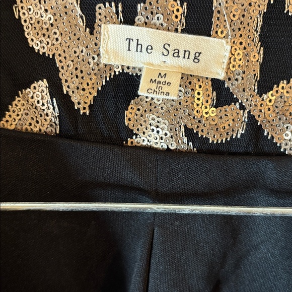 🔵”NWOT” Elegant Black and Gold Patterned Blazer - Picture 8 of 8